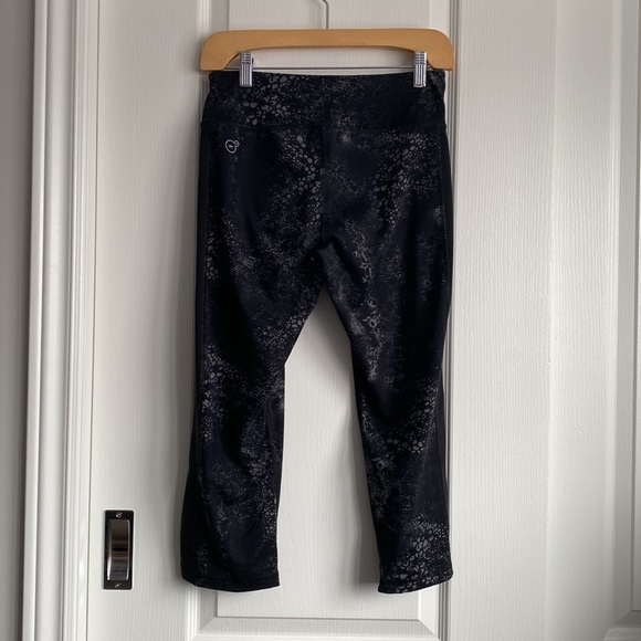 Puma - Dry Cell Workout Capri Leggings in Black & Grey - Picture 2 of 10
